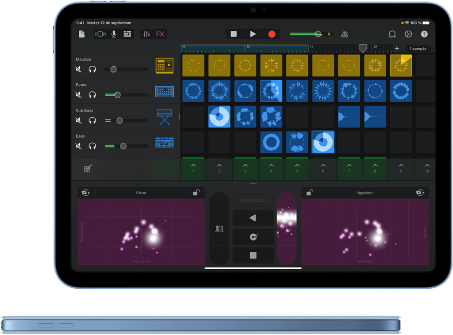GarageBand abierto en el iPad y vista lateral de un iPad azul con una funda Smart Folio a juego.