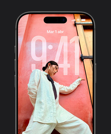 Pantalla de bloqueo de un iPhone con la hora adaptada a la imagen de fondo