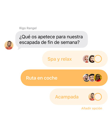 Primer plano de la nueva prestación de encuestas en Mensajes con personas de un chat grupal votando qué plan van a hacer el fin de semana