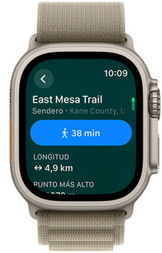 Vista frontal de un reloj con el nombre de una ruta y la distancia del recorrido en la pantalla