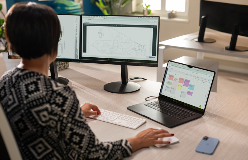 Avec le Magic Trackpad, les équipes peuvent zoomer sur des documents ou les faire pivoter à l’aide de gestes simples.