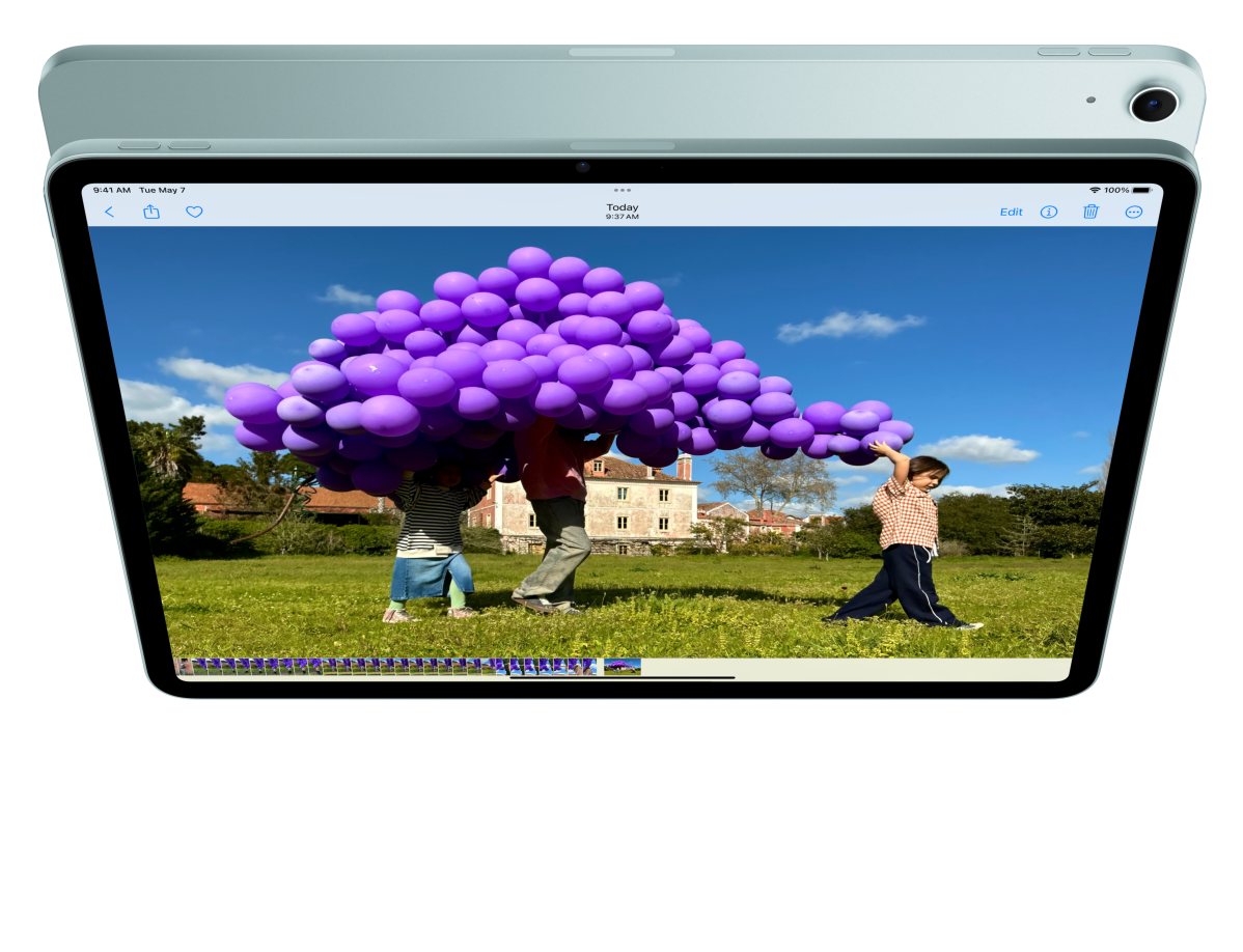 Animation af iPad Air vist forfra, brugeren er på FaceTime og ser på billeder, enheden er placeret foran en anden iPad Air, som vender bagsiden til