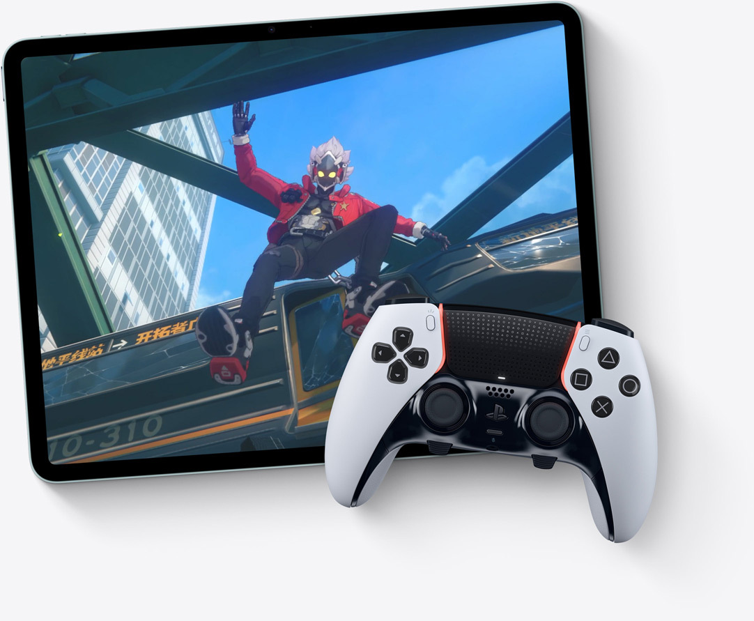 iPad Air i vandret position, brugeren er i gang med et FaceTime-opkald og spiller samtidig et videospil, Playstation-controller
