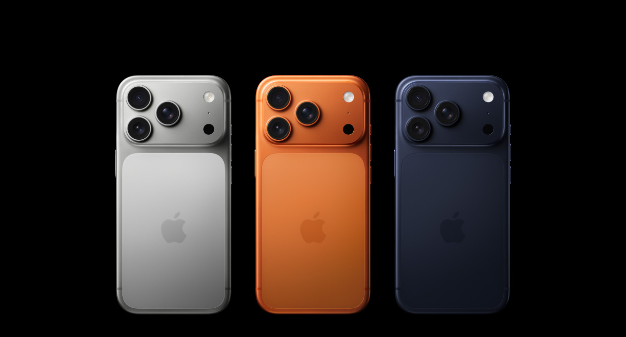 iPhone 17 Pro, achterkant, in de drie kleuren, Zilver, Kosmisch Oranje, Diepblauw, Pro-camerasysteem linksboven, 3 lenzen, microfoon, flitser, Apple logo in het midden