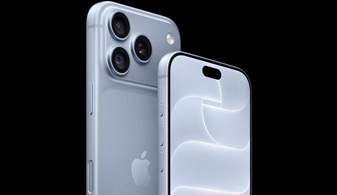 iPhone 18 Pro nero mostrato di fronte, sullo schermo c’è una videochiamata tra due persone in cui viene usato il tracciamento del volto, per dimostrare la funzione “Inquadratura automatica” della fotocamera frontale Center Stage