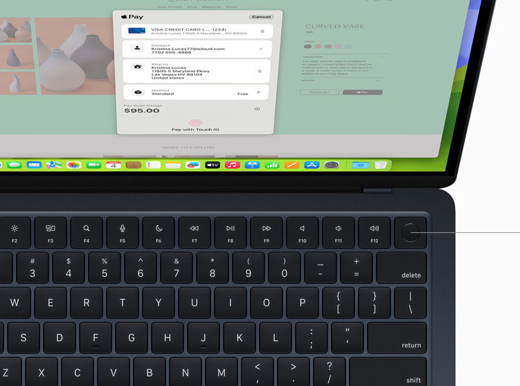 MacBook Air set ovenfra for at vise, hvordan Touch ID og Magic Keyboard fungerer med Apple Pay.