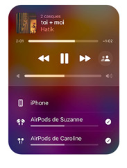 L’interface Apple Music sur iPhone montre deux paires d’AirPods écoutant le même morceau à partir du même appareil, les deux paires d’AirPods ayant un accès individuel au contrôle du volume.