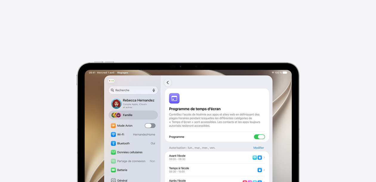 Un iPad affiche la fonctionnalité Programme de temps d’écran avec une frise horizontale indiquant quelles catégories d’apps et de sites web sont autorisées avant, pendant et après les cours