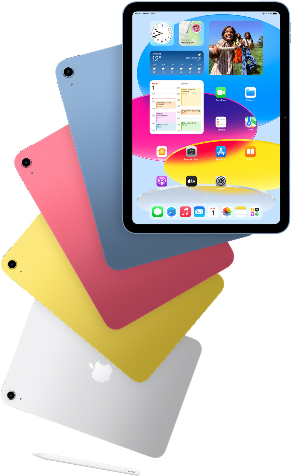 Vue avant d’un iPad affichant l’écran d’accueil, avec quatre autres iPad bleu, rose, jaune et argent vus de dos. Un Apple Pencil est posé près des iPad disposés en éventail.