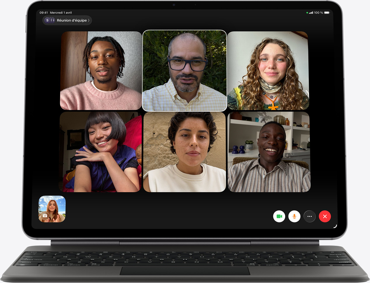 iPad Air, face avant, Magic Keyboard, noir, appel FaceTime à l’écran, plusieurs personnes visibles
