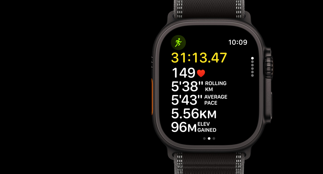 Apple Watch Ultra 3, μαύρο χρώμα, κάσα από τιτάνιο, app Προπόνηση, Υπαίθριο Τρέξιμο, εξωτερική αριστερή πλαϊνή όψη, κουμπί Ενέργειας, εξωτερική δεξιά πλαϊνή όψη, Digital Crown, πλευρικό κουμπί, λουράκι, Trail Loop, μαύρο/ανθρακί χρώμα