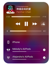 iPhone 上的 Apple Music 界面顯示兩對 AirPods 從一部裝置中聆聽相同的歌曲，每對 AirPods 有各自的音量設定。