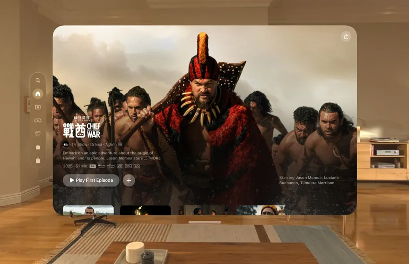 Apple Vision Pro 上的 Apple TV+ 體驗在客廳中展現，畫面顯示 Apple TV+ 劇集《戰酋》(Chief of War) 的靜態影像