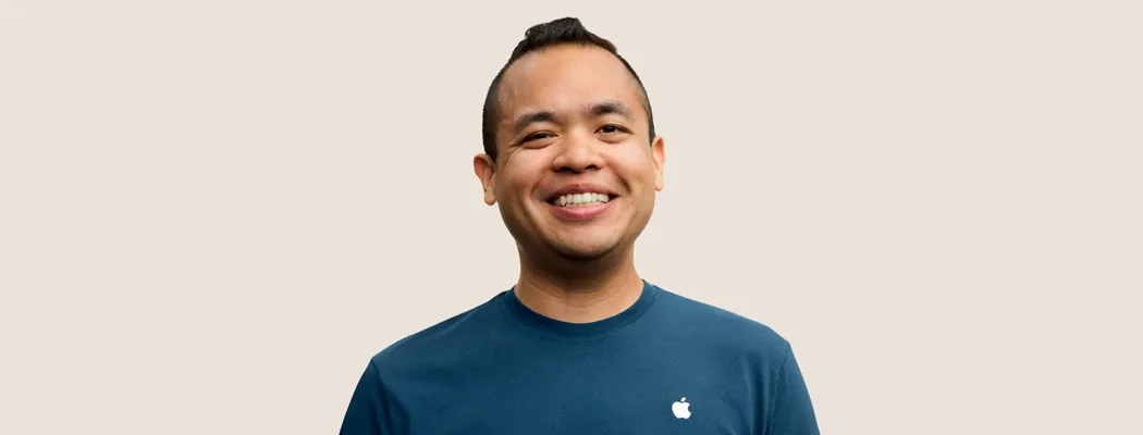 Smiling Apple Specialist with an approachable demeanor