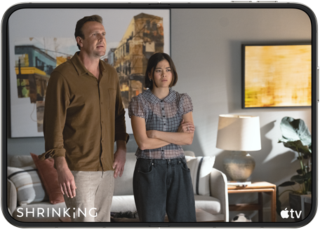iPhone Duo, otvoren u vodoravnom položaju, na zaslonu se reproducira Apple TV serija "Shrinking"