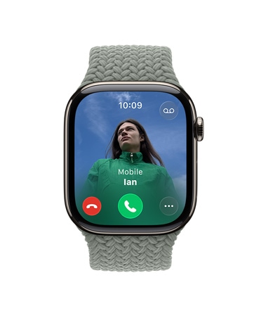 Apple Watch Series 11, natúr színű titántok, bejövő hívás, kontaktfotó, hívásfogadó és híváselutasító gomb, jobb oldali nézet, Digital Crown, szíj, zöldesszürke fonott körpánt