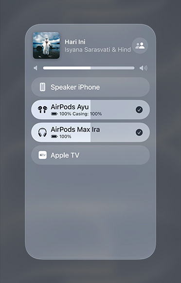 Tangkapan layar lagu di Apple Music yang diputar di dua set AirPods yang berbeda.