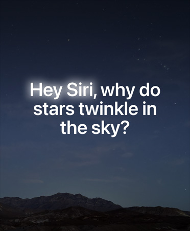 Layar dengan langit malam penuh bintang dan overlay teks permintaan kepada Siri AI, Hei Siri, mengapa bintang-bintang berkilau di langit?