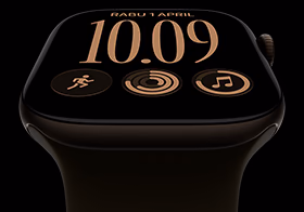 Apple Watch Series 12, casing aluminium, warna perunggu gelap, wajah jam Modular, komplikasi: hari dan tanggal, Olahraga, lingkaran Aktivitas, Apple Music, eksterior sisi kanan, Digital Crown, Tali Jam Sport Band, warna hijau zaitun