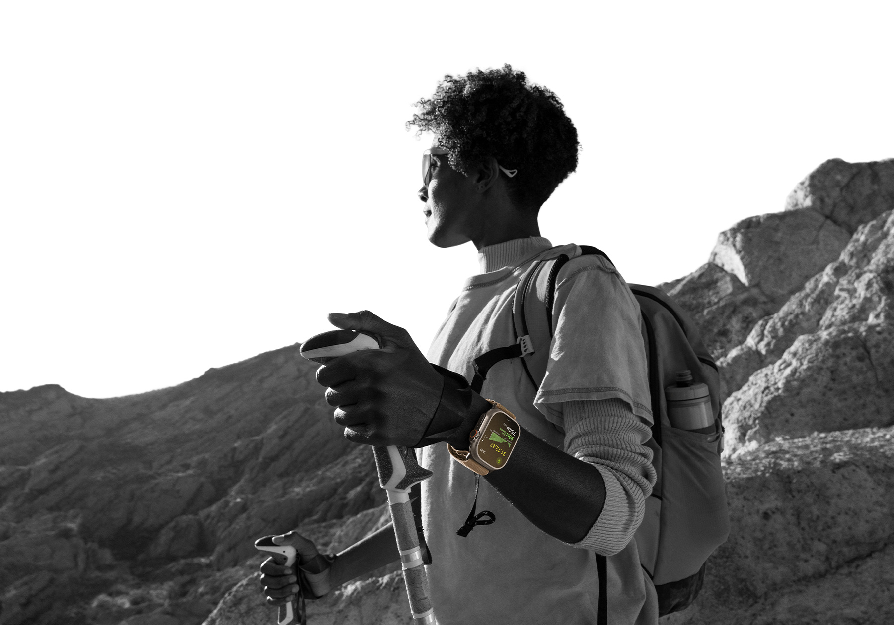 Seseorang yang sedang mendaki gurun mengenakan Apple Watch Ultra 4, layarnya menampilkan metrik elevasi