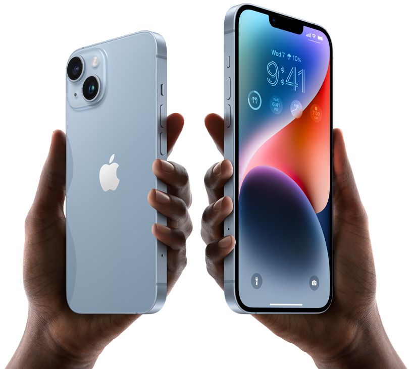 Salah satu tangan memegang iPhone 14, memperlihatkan bagian belakang. Tangan lainnya memegang iPhone 14 Plus, memperlihatkan layar.