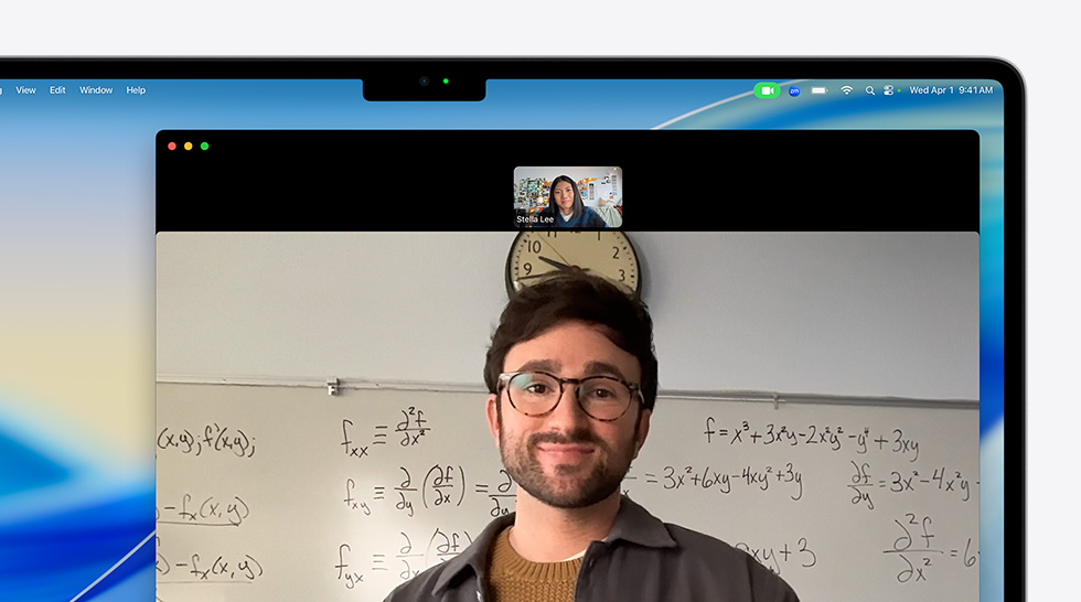 Panggilan video di MacBook Air yang menampilkan seseorang sedang berbicara dengan orang lain dalam panggilan, Pusat Sorotan membuatnya tetap berada di tengah frame, meskipun banyak bergerak