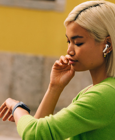 Wanita yang melihat Apple Watch-nya