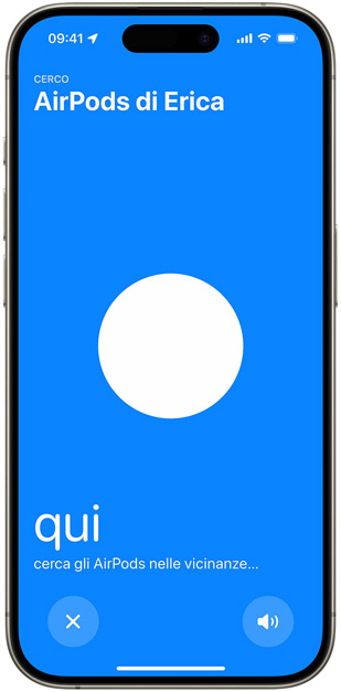 Un iPhone con la schermata blu che appare quando si localizzano gli AirPods con la funzione Dov’è; il punto bianco indica la posizione degli AirPods rispetto all’iPhone.