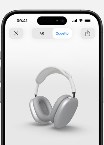 Immagine in realtà aumentata di un paio di AirPods Max argento sul display di iPhone.