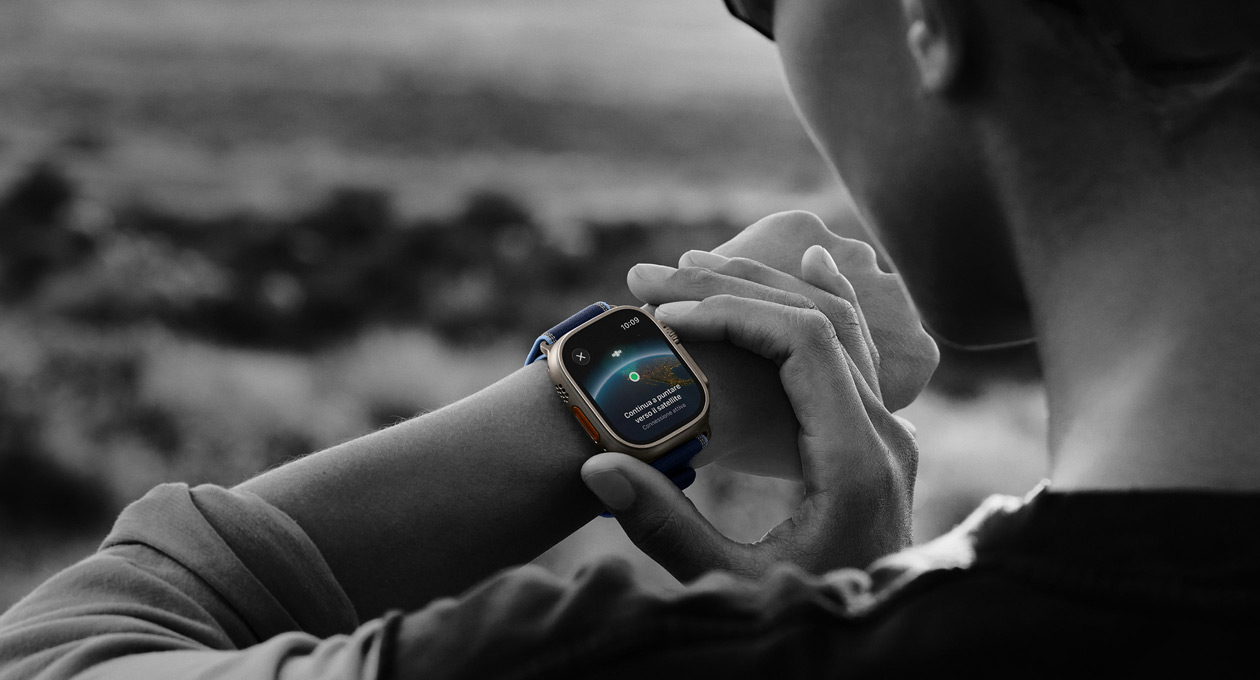 Una persona che comunica via satellite tramite Apple Watch Ultra 3 mentre fa trekking