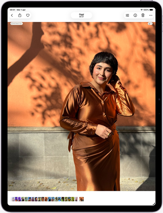 Un iPad Air 13 pollici mostrato di fronte con l’app Foto per evidenziare il display Liquid Retina