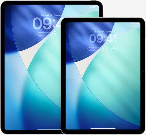 iPad e iPad Air fianco a fianco in verticale, iPad Air davanti che si sovrappone all’iPad, schermata di blocco con l’ora traslucida in Liquid Glass