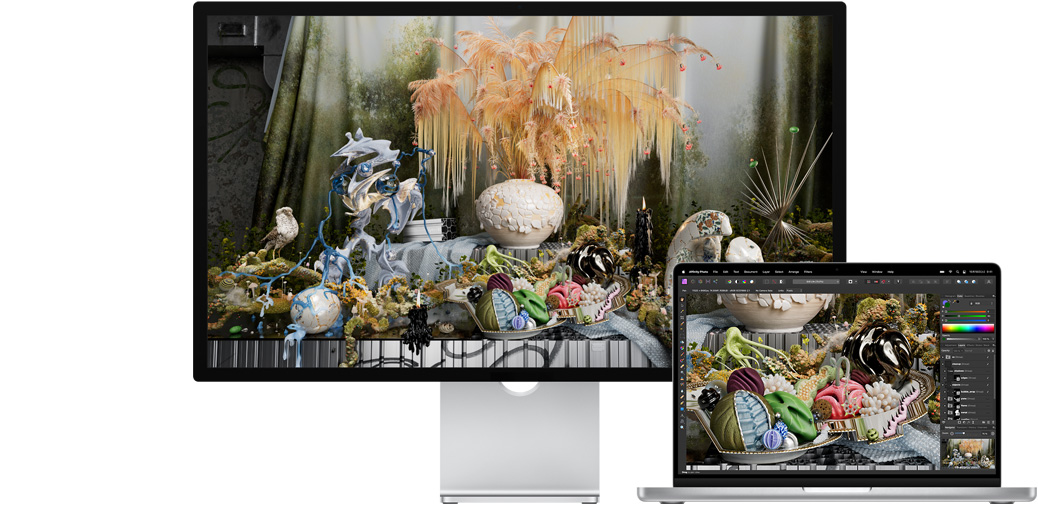Studio Displayとその横に置かれた14インチMacBook Proが、Affinity Photoのプロジェクトを表示している。