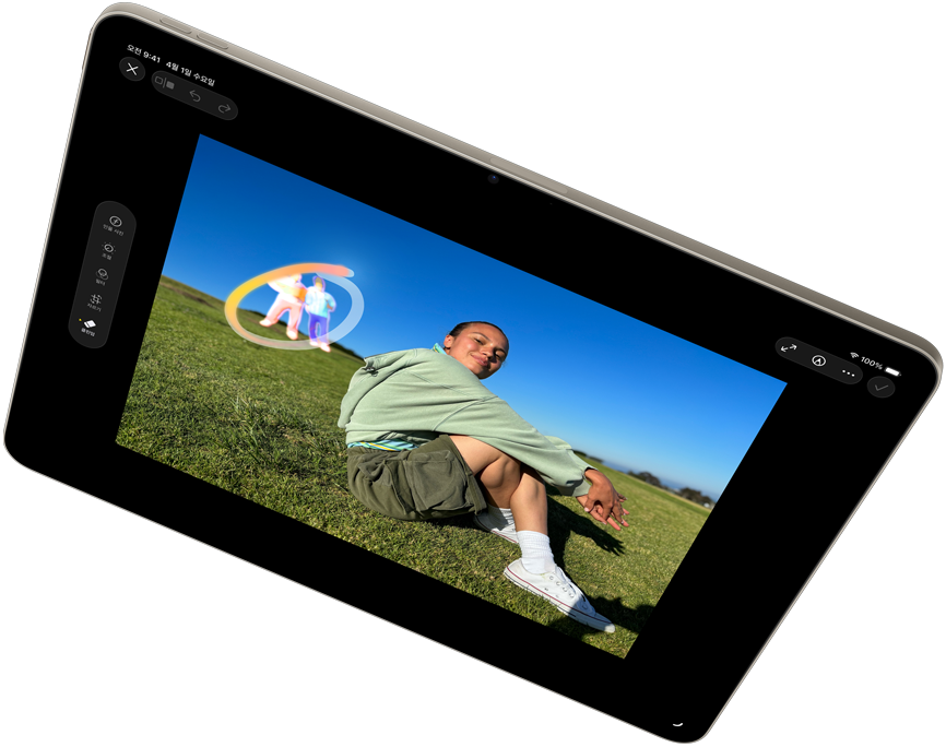 가로 방향으로 놓인 iPad Air에서 ‘사진’ 앱의 ‘클린업’ 도구를 구동하는 Apple Intelligence를 보여주는 모습