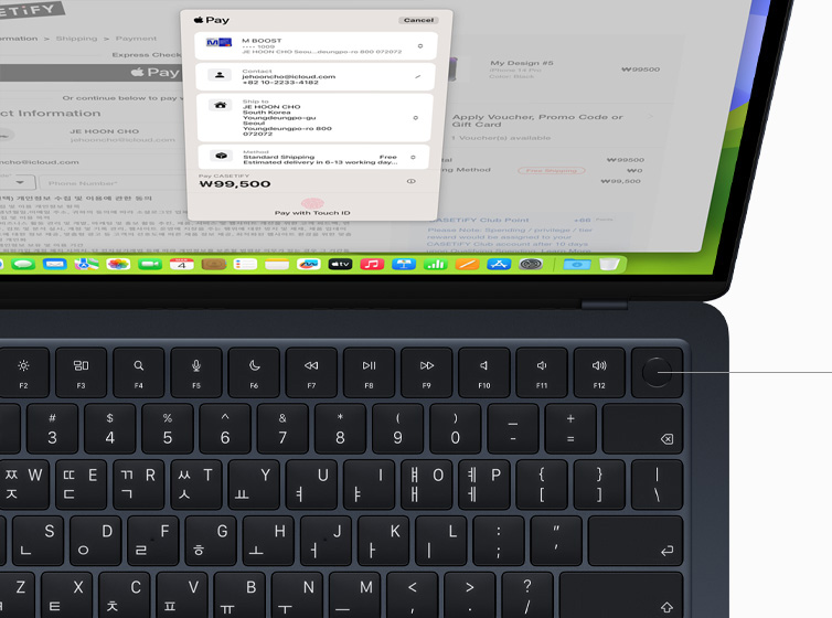 Apple Pay를 실행하는 Touch ID와 Magic Keyboard를 볼 수 있도록 MacBook Air를 위에서 내려다본 모습.