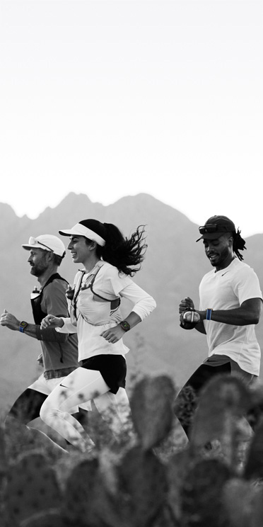 사막 트레일을 달리는 러너들이 Apple Watch Ultra 3에서 운동을 기록하는 모습