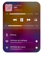 La interfaz de Apple Music en el iPhone muestra dos pares de AirPods escuchando la misma canción desde un dispositivo, con ajustes de volumen independientes para cada par.