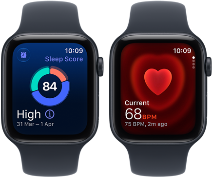 Divas Apple Watch SE 3 ierīces, abas ar alumīnija ietvaru, pusnakts krāsā ar flotes zilu sporta siksniņu, vienā redzami miega rādītāji, otrā redzama pulsa noteikšanas aplikācija, labā sāna ārpuse, Digital Crown