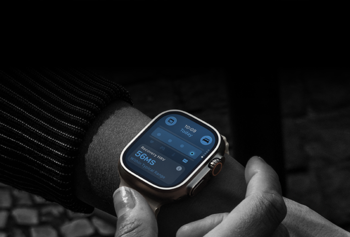 Persona ar Apple Watch Ultra 4 uz rokas, dienas veselības stāvokļa mērījumiem ir neliela atkāpe no normas