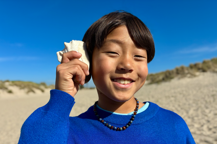 Bilde uzņemta ar 48 MP Fusion kameru, kuras fokusā ir cilvēka seja, izmantojot nākamās paaudzes portreta funkciju