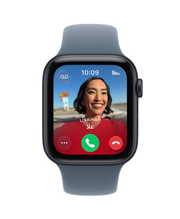 Apple Watch SE 3 بإطار من الألومنيوم ولون سماء الليل، ومكالمة واردة، وصورة جهة الاتصال، وزر قبول المكالمة، وزر رفض المكالمة، والجزء الخارجي الأيمن يُظهِر التاج الرقمي، وحزام رياضي بلون ليلكي ضبابي