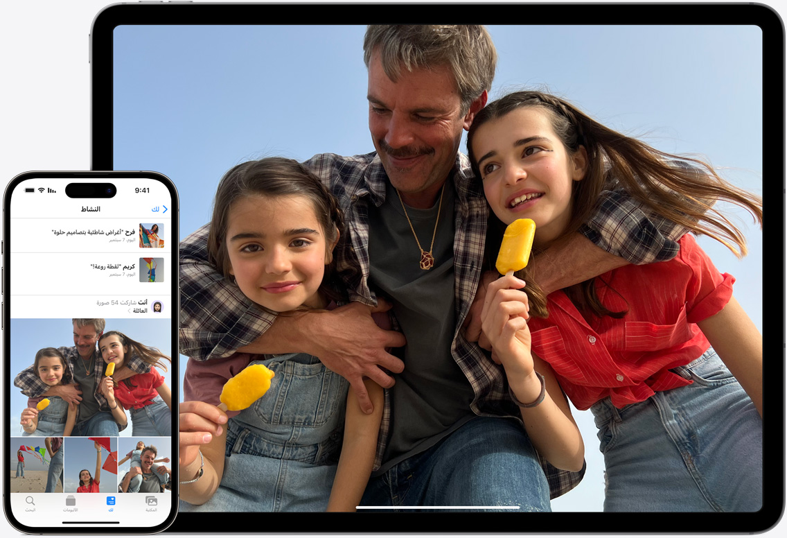 شاشات أجهزة iPad وiPhone عليها صور iCloud‏ تعرض صور أب برفقة ابنتيه على الشاطئ