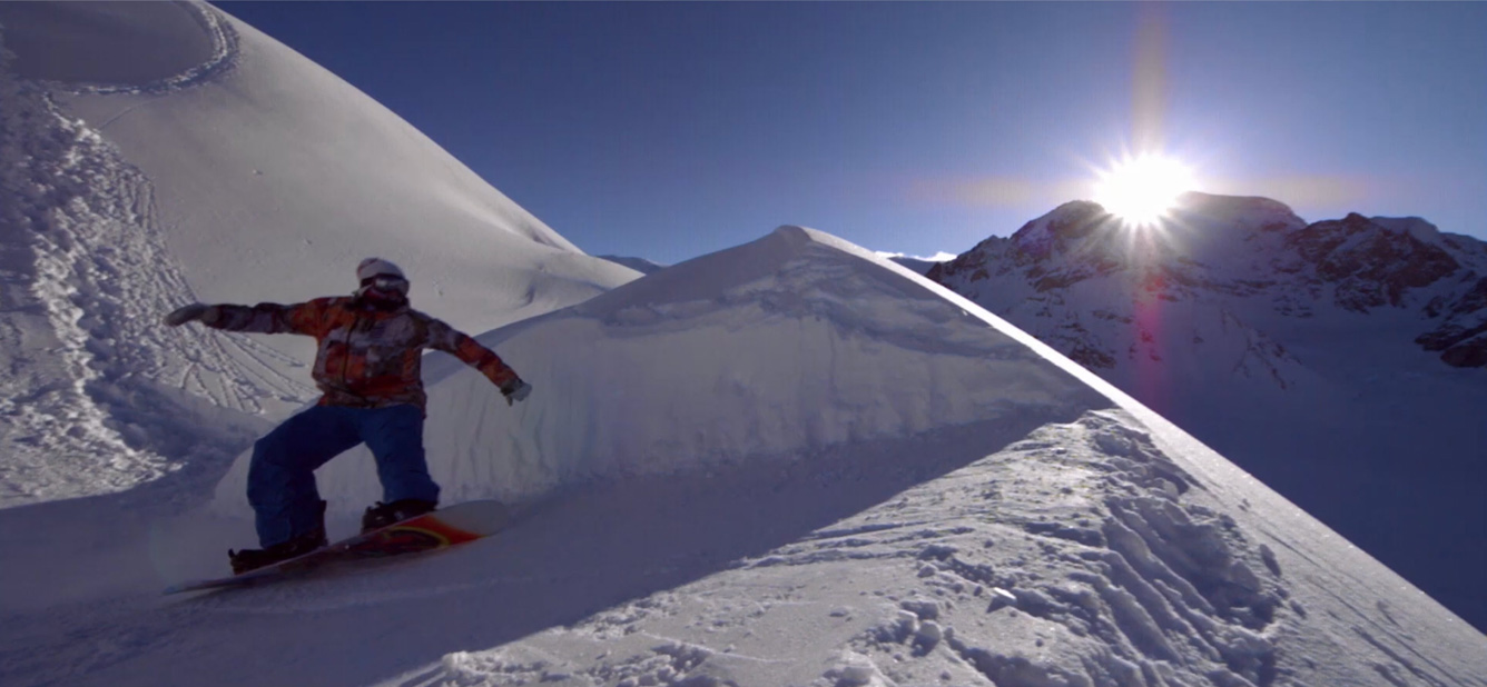 iPhone 16e يعرض شاشة ثابتة من مسلسل The Morning Show‏ على +‏Apple TV‏.