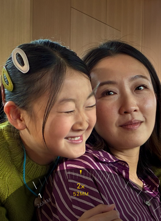 ميزة تقريب المسافات 2x قيد الاستخدام، مع تكبير صورة قمة جبل مغطاة بالأشجار والنباتات