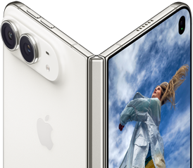 جهاز iPhone Duo، مفتوح جزئياً على شكل كتاب مع آلية المفصل في الوسط، اللوحة الخلفية الخارجية في الجهة اليسرى تحتوي على شعار Apple وكاميرا مزدوجة، الشاشة الخارجية في الجهة اليمنى تعرض صورة بورتريه لشخص بشعر أشقر