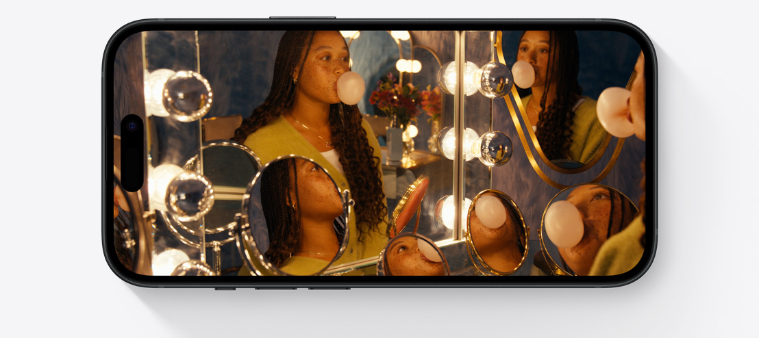 جهاز iPhone 15 معروض بشكل أفقي ويعرض مشهداً من 
                                        Masters of the Air، أحد المسلسلات الشهيرة على +Apple TV‏.