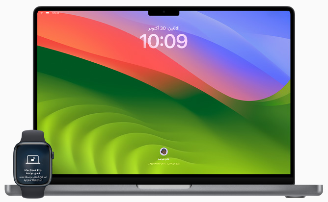 صورة أمامية لجهاز MacBook Pro يُفتح قفله باستخدام ساعة Apple Watch‏.