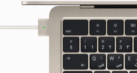 منفذ MagSafe لجهاز MacBook Air بشريحة M2 ولون ضوء النجوم