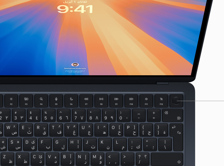 جهاز MacBook&nbsp;Air يعرض مصادقة أحد المستخدمين على عملية دفع عبر الإنترنت باستخدام بصمة الإصبع