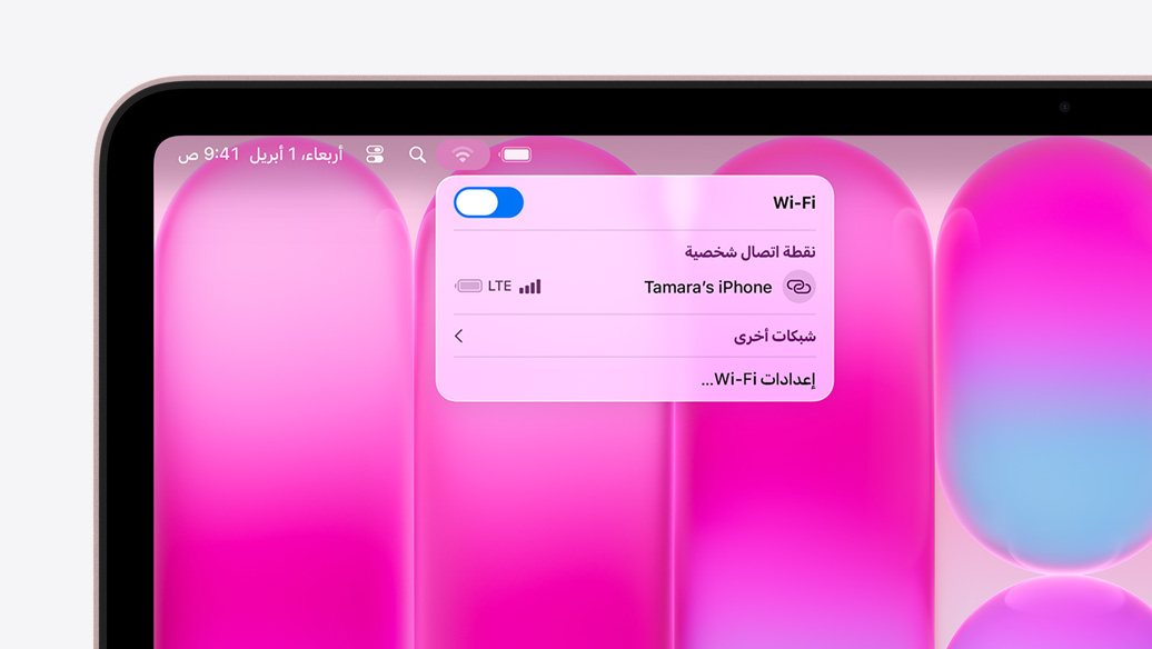 جهاز MacBook Neo، لون وردي هادئ، قائمة Wi‑Fi تعرض قسم نقطة الاتصال الشخصية مع "هاتف مارلينا" كأحد الخيارات التي يمكن اختيارها